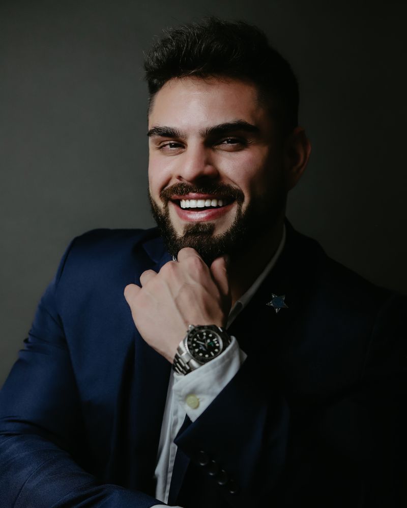 Mike Sky, CEO da ConstruLead, sorrindo, de terno azul-marinho